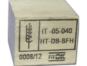 Kennzeichnung und Logo auf einem Holzblock
