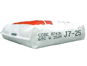 aufgedruckter Code an der Seite eines Kunststoffsacks