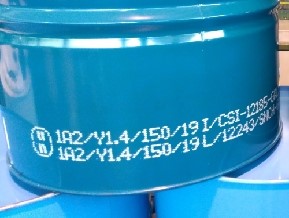 Kennzeichnung über dem Boden eines Metallfasses