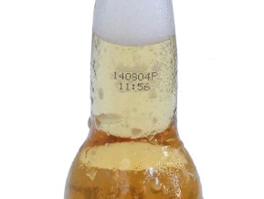 Flaschenhals einer Bierflasche mit Haltbarkeitsdatum