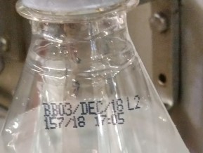 Haltbarkeitsdatum auf dem Flaschenhals